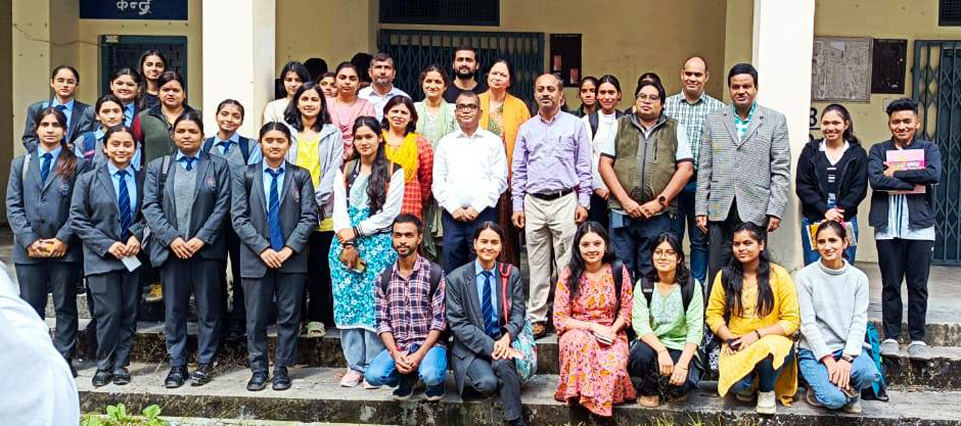 कार्यक्रम में उपस्थित प्रो. बेरा एवं अन्य प्रतिभागी। कार्यक्रम में उपस्थित प्रो. बेरा एवं अन्य प्रतिभागी।