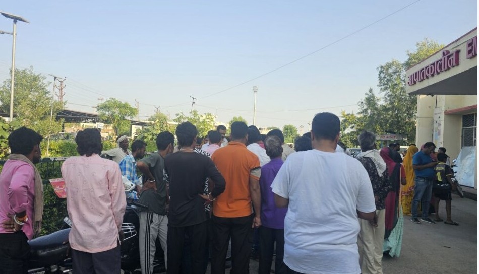 ट्रक की टक्कर से कार में सवार एक युवक की मौत तीन घायल ट्रक की टक्कर से कार में सवार एक युवक की मौत तीन घायल