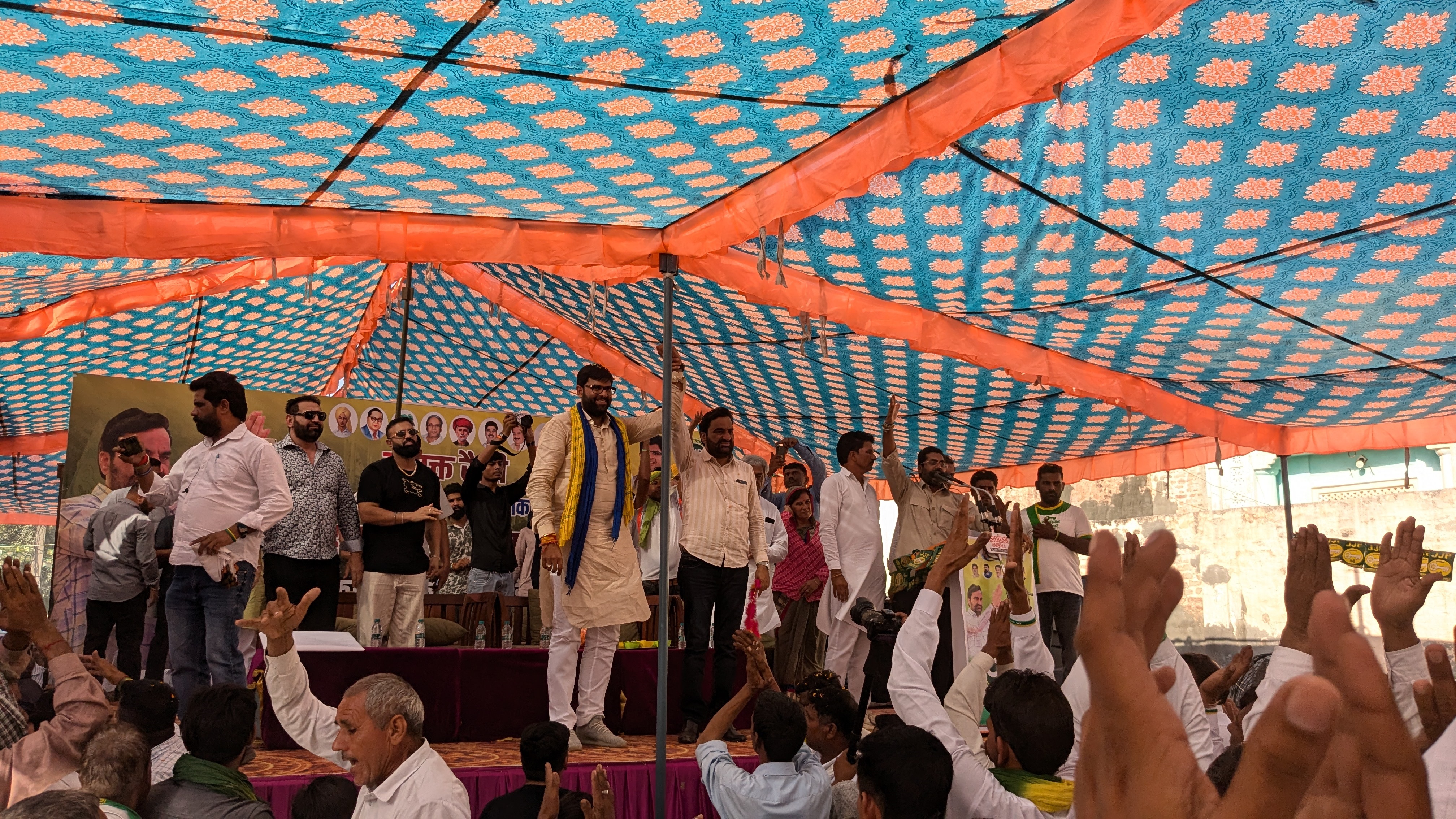 दिग्विजय चौटाला ,: सांसद हनुमान बेनीवाल हाथा उठाा कर लाेगाे का अभािवादन् दिग्विजय चौटाला ,: सांसद हनुमान बेनीवाल हाथा उठाा कर लाेगाे का अभािवादन्