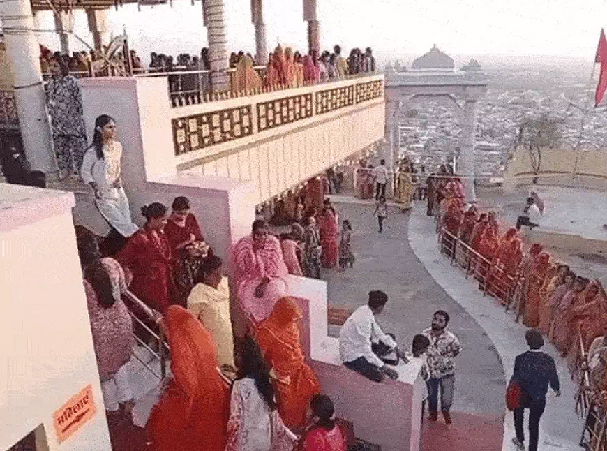 बाड़मेर शक्ति पीठों पर लगी भक्तों की भीड़ : घर-घर घट स्थापना, मंदिरों में गूंजे जयकारे बाड़मेर शक्ति पीठों पर लगी भक्तों की भीड़ : घर-घर घट स्थापना, मंदिरों में गूंजे जयकारे