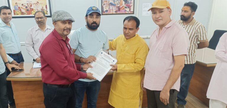 स्वास्थ्य मंत्री को ज्ञापन देते हुए स्वास्थ्य मंत्री को ज्ञापन देते हुए