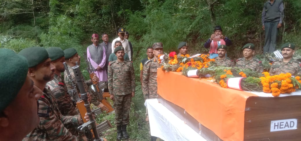 थराली में सैन्य सम्मान के साथ अंतिम विदाई देते हुए। थराली में सैन्य सम्मान के साथ अंतिम विदाई देते हुए।