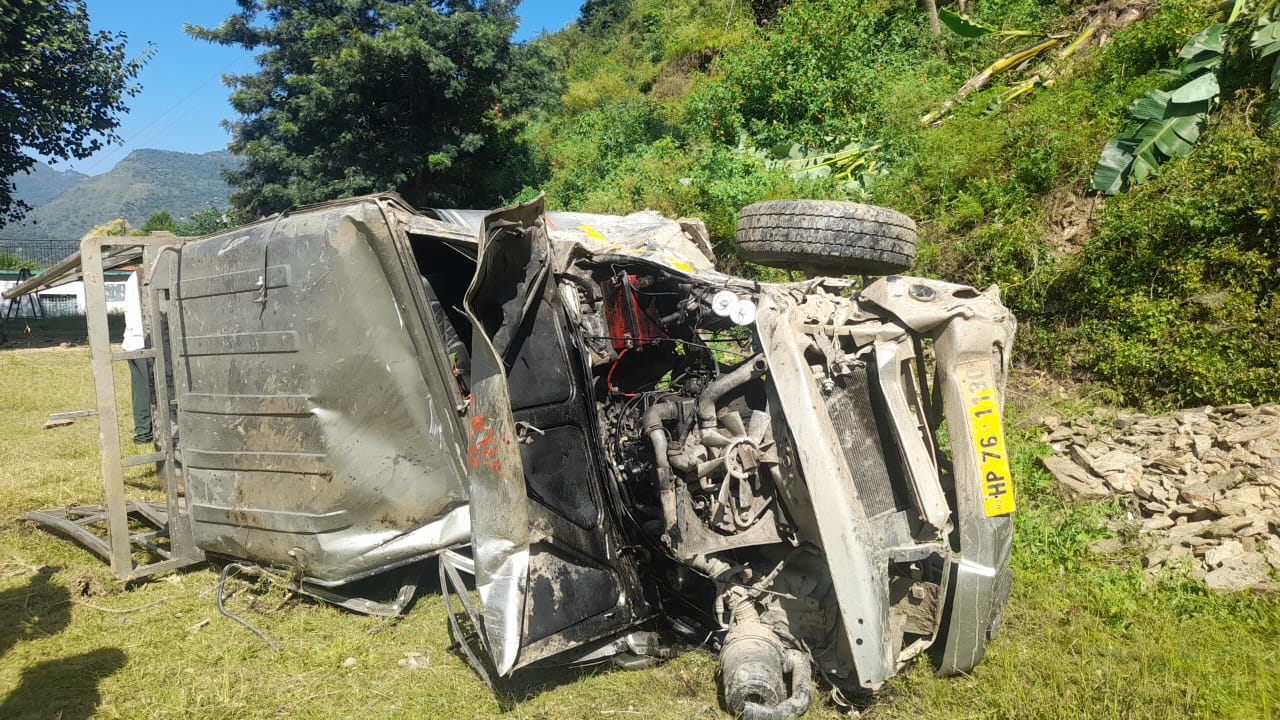दुर्घटनाग्रस्त जीप। दुर्घटनाग्रस्त जीप।