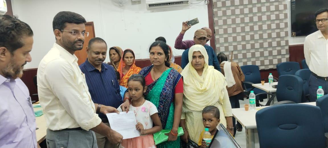 अररिया फोटो:कार्यशाला में डीएम दिव्यांगों को प्रमाण पत्र देते अररिया फोटो:कार्यशाला में डीएम दिव्यांगों को प्रमाण पत्र देते