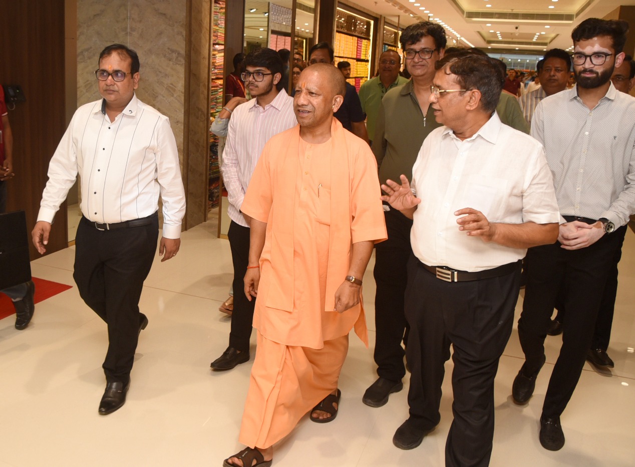 सीएम योगी ने किया राधा माधव होलसेल फैमिली मार्ट का उद्घाटन*