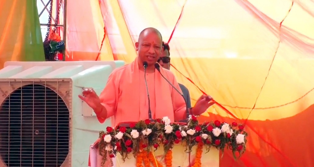 जनसभा को संबोधित करते हुए उत्तर प्रदेश के मुख्यमंत्री योगी आदित्यनाथ। जनसभा को संबोधित करते हुए उत्तर प्रदेश के मुख्यमंत्री योगी आदित्यनाथ।