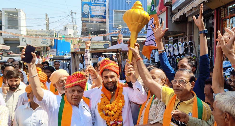 3 Snp- 3 सोनीपत: लोगों का अभिवादन स्वीकार करते हुए निखिल मदान 3 Snp- 3 सोनीपत: लोगों का अभिवादन स्वीकार करते हुए निखिल मदान