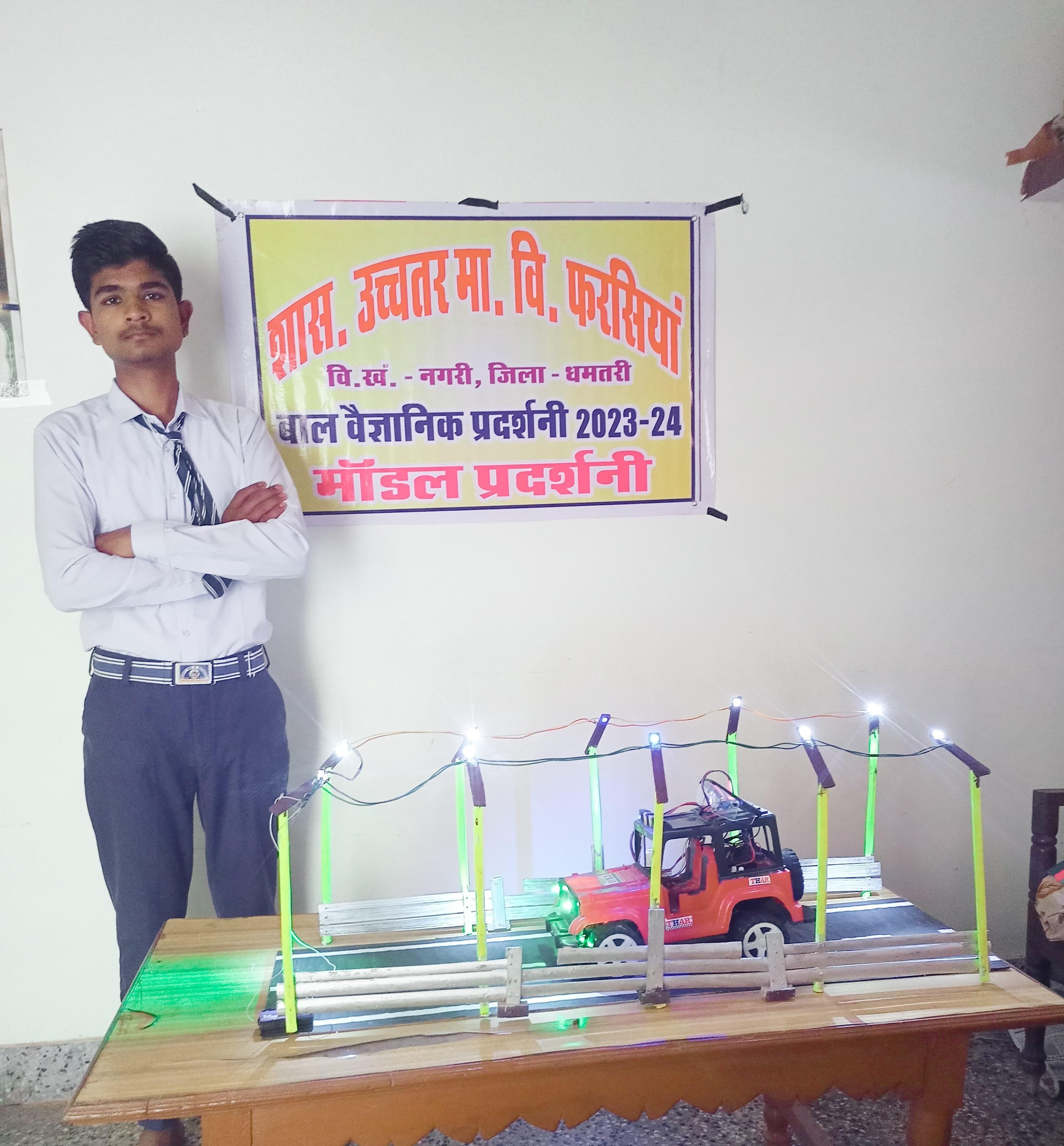 छात्र युवराज यदुराज अपने माडल के साथ। छात्र युवराज यदुराज अपने माडल के साथ।