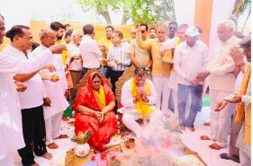 पूजन करते पर्यटन मंत्री पूजन करते पर्यटन मंत्री