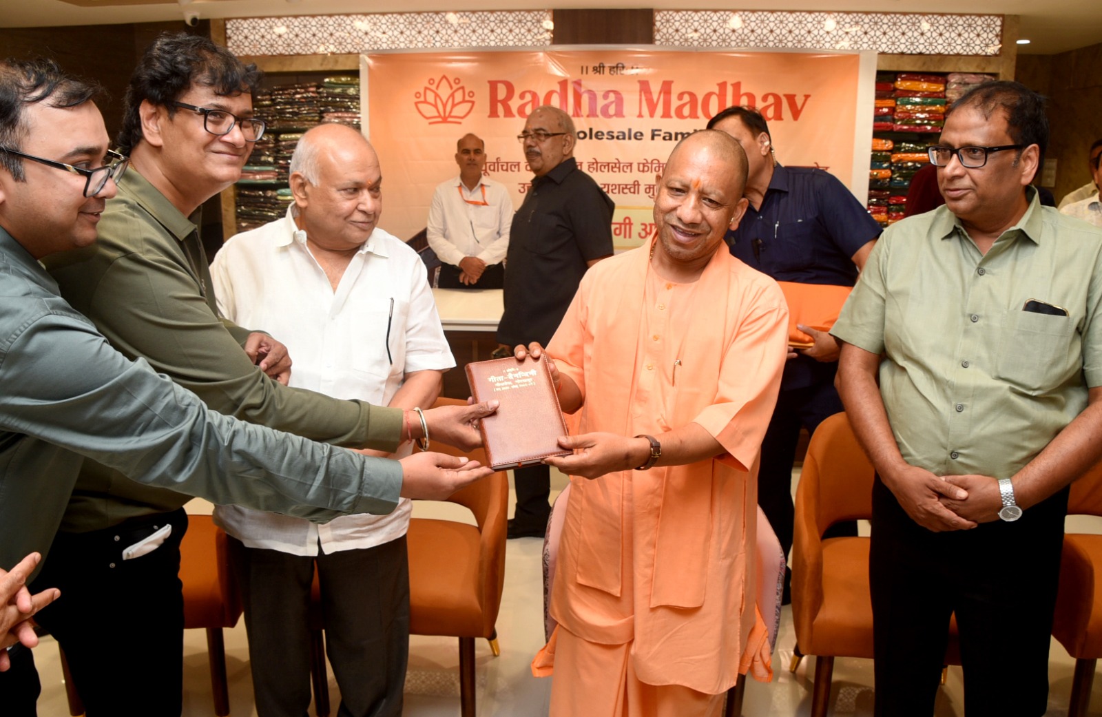 सीएम योगी ने किया राधा माधव होलसेल फैमिली मार्ट का उद्घाटन*