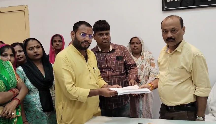 अपर नगर आयुक्त को ज्ञापन सौंपते पार्षद पवन गुप्ता अपर नगर आयुक्त को ज्ञापन सौंपते पार्षद पवन गुप्ता