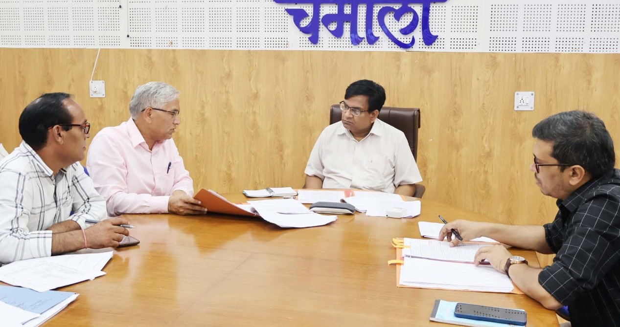 गोपेश्वर में बोर्ड परीक्षा केंद्र निर्धारण की बैठक लेते हुए एडीएम। गोपेश्वर में बोर्ड परीक्षा केंद्र निर्धारण की बैठक लेते हुए एडीएम।
