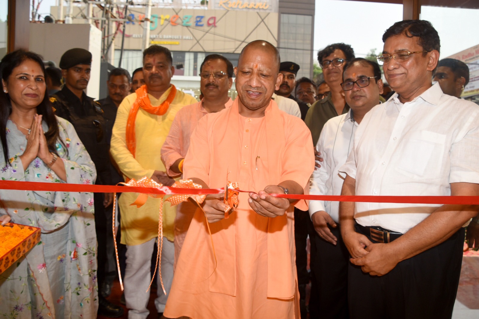सीएम योगी ने किया राधा माधव होलसेल फैमिली मार्ट का उद्घाटन* सीएम योगी ने किया राधा माधव होलसेल फैमिली मार्ट का उद्घाटन*