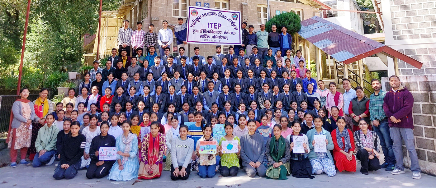 एकीकृत शिक्षक शिक्षा पाठ्यक्रम के एक वर्ष पूर्ण होने पर आयोजित कार्यक्रम में उपस्थित विद्यार्थी एवं प्राध्यापक। एकीकृत शिक्षक शिक्षा पाठ्यक्रम के एक वर्ष पूर्ण होने पर आयोजित कार्यक्रम में उपस्थित विद्यार्थी एवं प्राध्यापक।