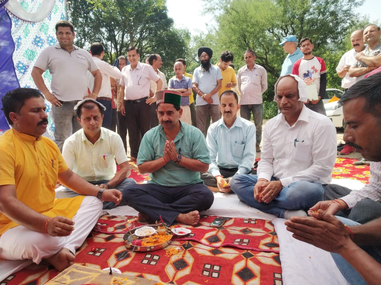 सड़क का भूमिपूजन करते हुए उपमुख्य सचेतक केवल पठानिया। सड़क का भूमिपूजन करते हुए उपमुख्य सचेतक केवल पठानिया।