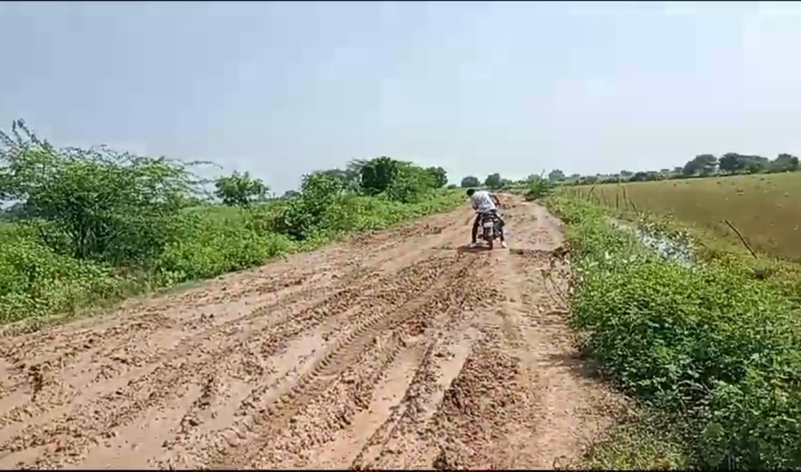 फोटो-03 एचएएम-1 दूरबीन लेकर खोजी जा रही साल भर पहले बनी सड़क