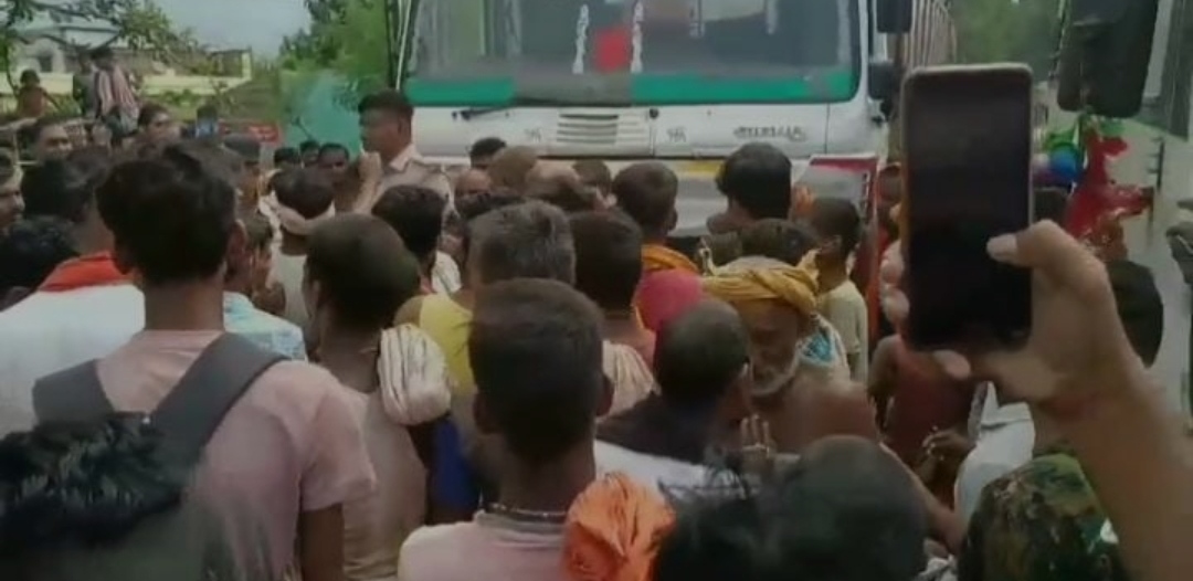 सड़क जाम करते लोग