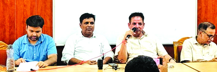संगोष्ठी को संबोधित करते हुए संगोष्ठी को संबोधित करते हुए