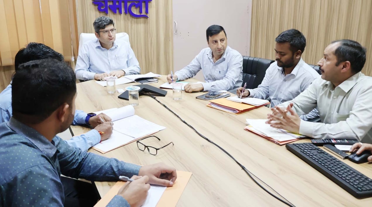 गोपेश्वर में खाद विभाग की समीक्षा बैठक लेते हुए डीएम। गोपेश्वर में खाद विभाग की समीक्षा बैठक लेते हुए डीएम।