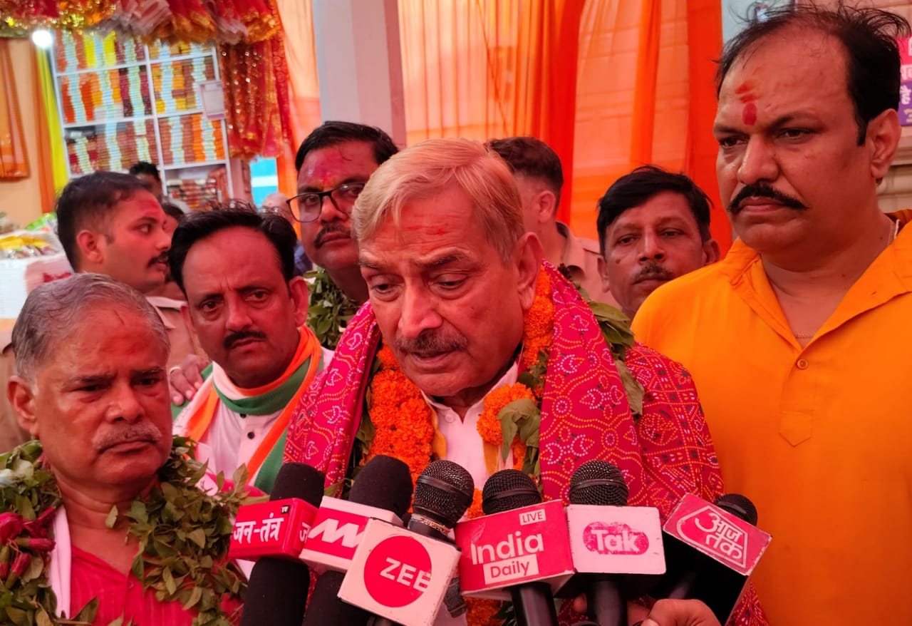 पत्रकारों से वार्ता करते कांग्रेस के वरिष्ठ नेता प्रमोद तिवारी