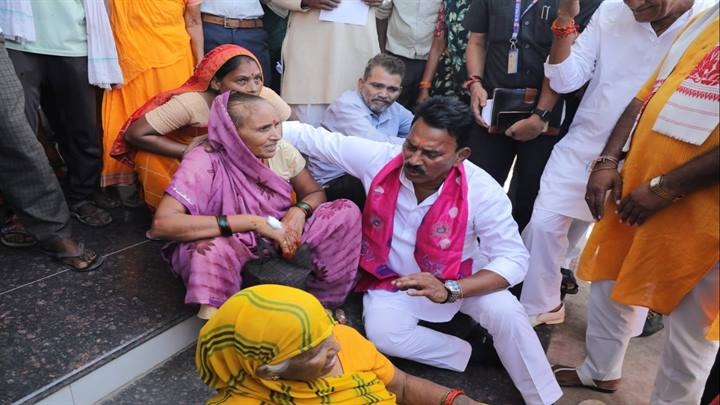 जिला चिकित्सालय में मरीजों से जमीन पर बैठकर बात करते प्रभारी मंत्री सिलावट जिला चिकित्सालय में मरीजों से जमीन पर बैठकर बात करते प्रभारी मंत्री सिलावट
