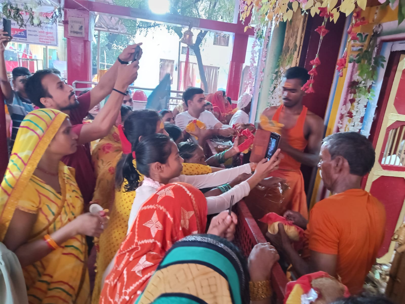 माता शैलपुत्री के दरबार में श्रद्धालु: फोटो बच्चा गुप्ता माता शैलपुत्री के दरबार में श्रद्धालु: फोटो बच्चा गुप्ता