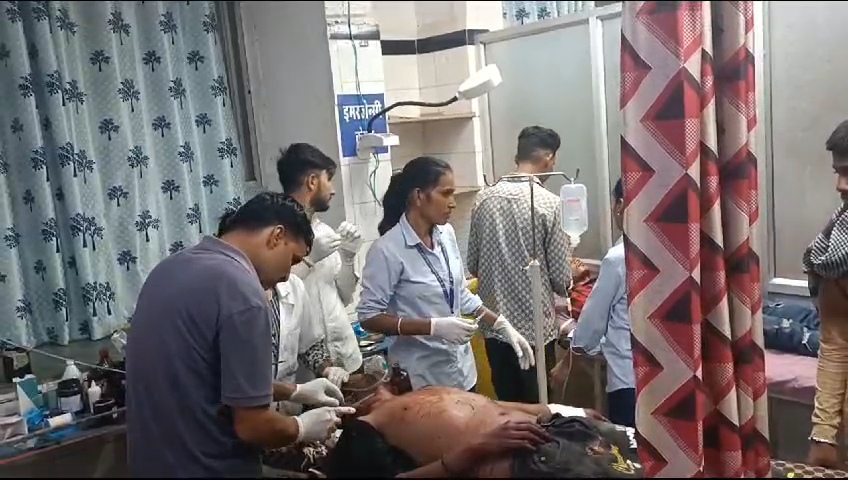 चित्तौड़गढ़ में बीती रात खुद का गला काटने वाले युवक का जिला चिकित्सालय में हुआ उपचार।