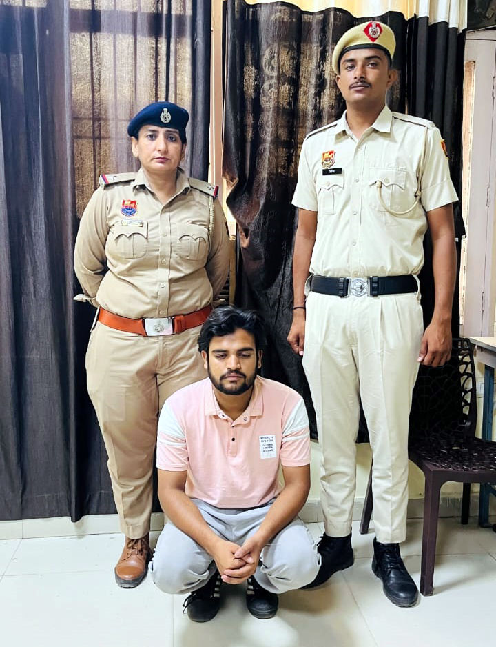पुलिस द्वारा गिरफ्तार किया गया आरोपी पुलिस द्वारा गिरफ्तार किया गया आरोपी