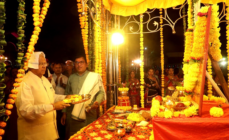 राजभवन में माँ अम्बे की आरती कर गरबा महोत्सव का शुभारंभ करते राज्यपाल राजभवन में माँ अम्बे की आरती कर गरबा महोत्सव का शुभारंभ करते राज्यपाल