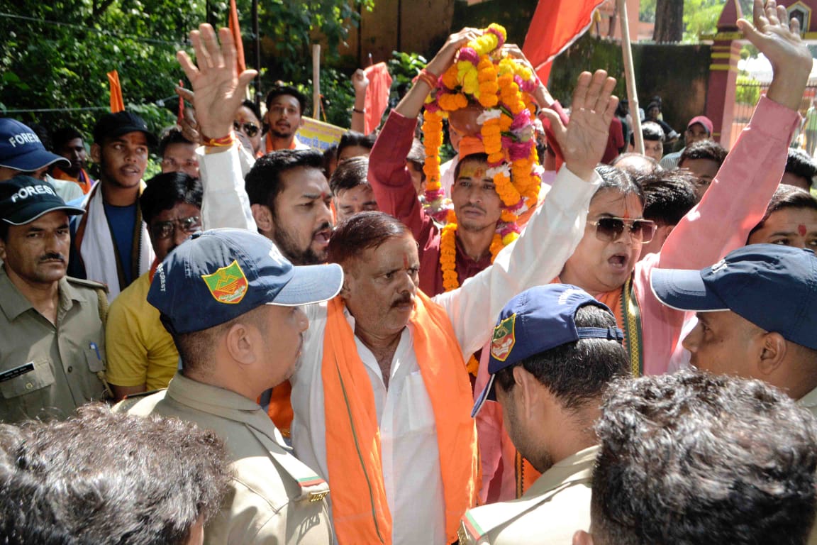 कलश यात्रा को रोकने वन कर्मी