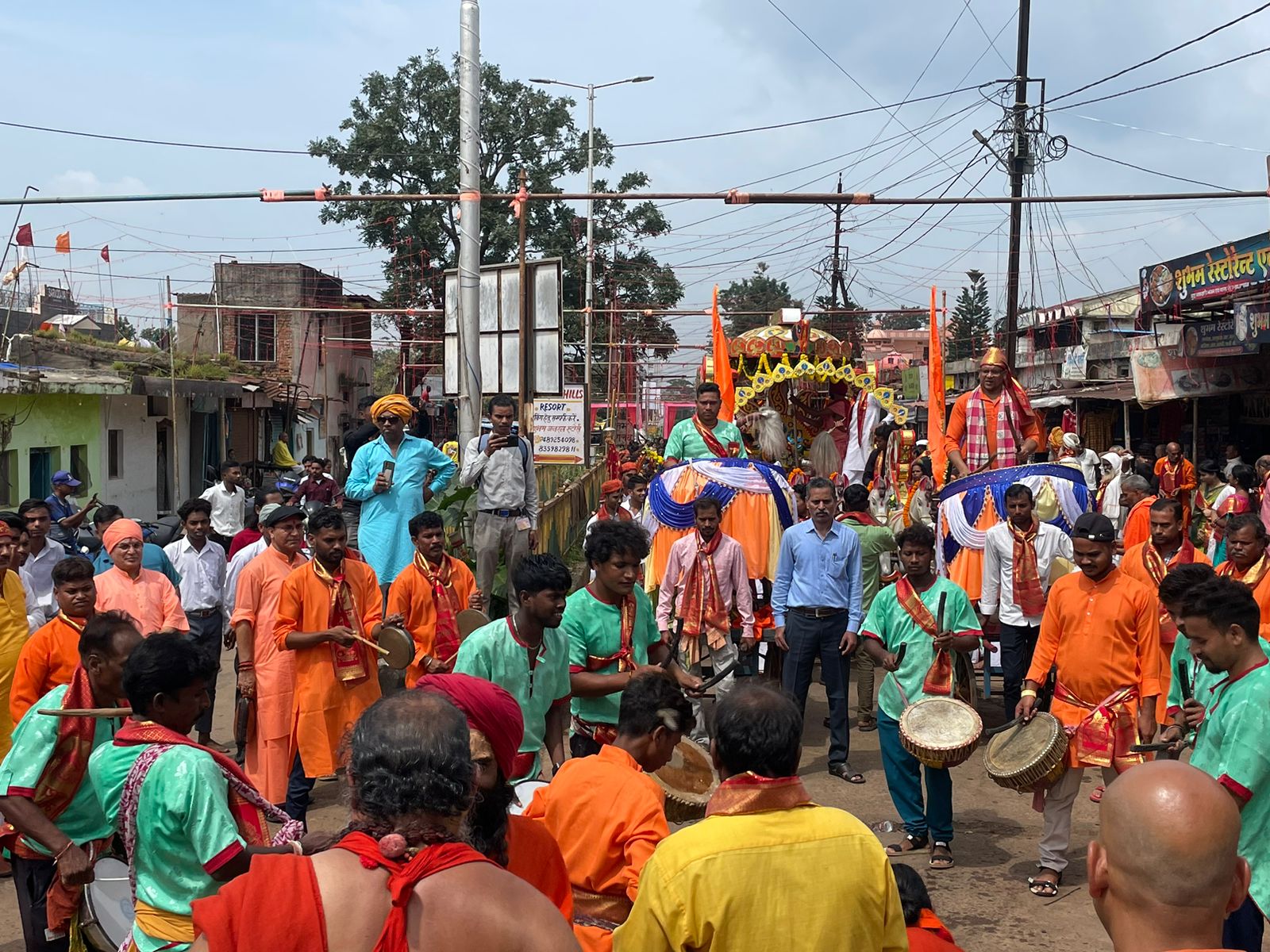 कलश यात्रा में विशाल रथ पर मां भगवती कलश यात्रा में विशाल रथ पर मां भगवती