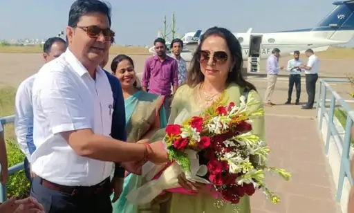 हेमा मालिनी गुरुवार सुबह कोटा एयरपोर्ट पहुंचीं। जहां नगर निगम के अधिकारियों ने उन्हें रिसीव किया और उनका स्वागत किया। हेमा मालिनी गुरुवार सुबह कोटा एयरपोर्ट पहुंचीं। जहां नगर निगम के अधिकारियों ने उन्हें रिसीव किया और उनका स्वागत किया।