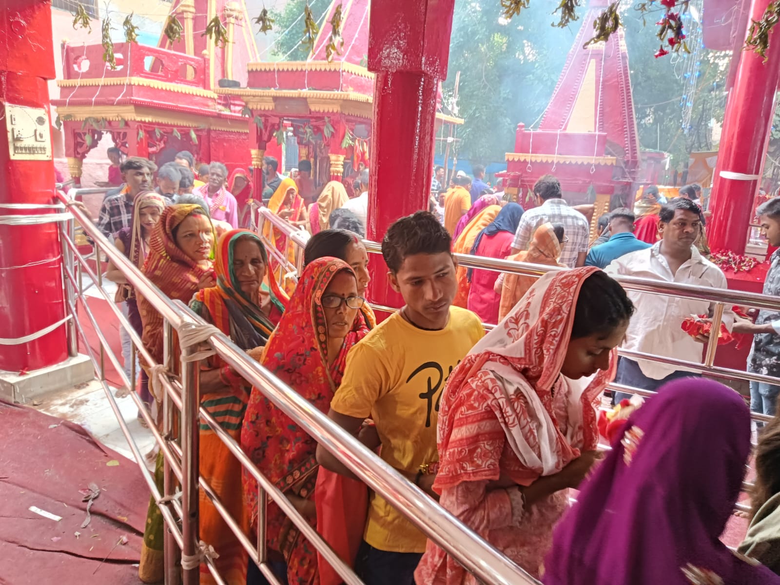 माता शैलपुत्री के दरबार में श्रद्धालु: फोटो बच्चा गुप्ता माता शैलपुत्री के दरबार में श्रद्धालु: फोटो बच्चा गुप्ता