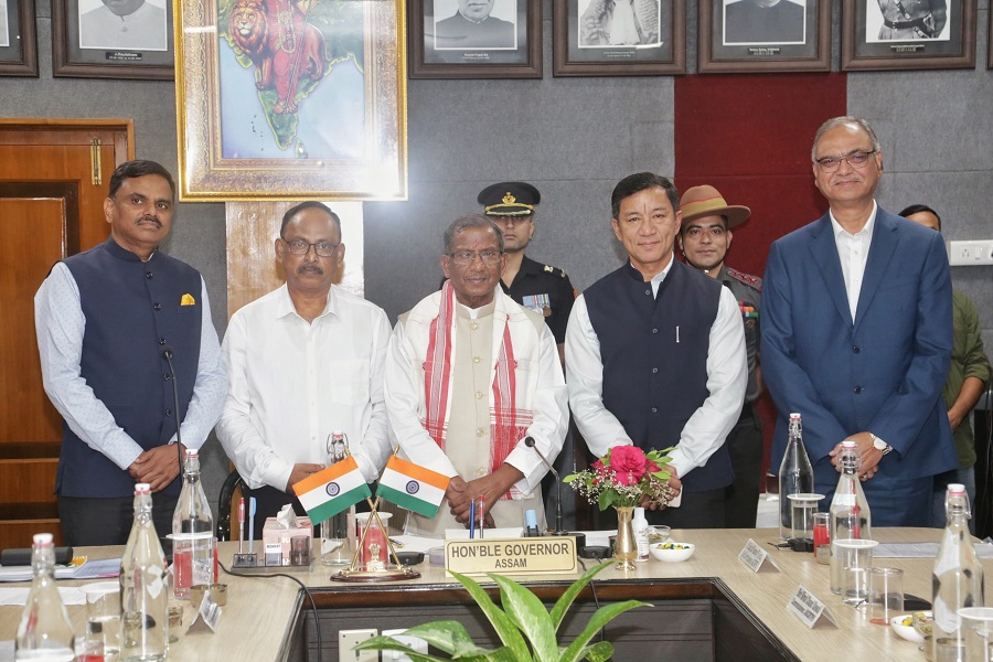 गुवाहाटीः राजभवन में राज्यपाल के साथ नव नियुक्त असम राज्य लोक सेवा अधिकार आयोग के आयुक्त