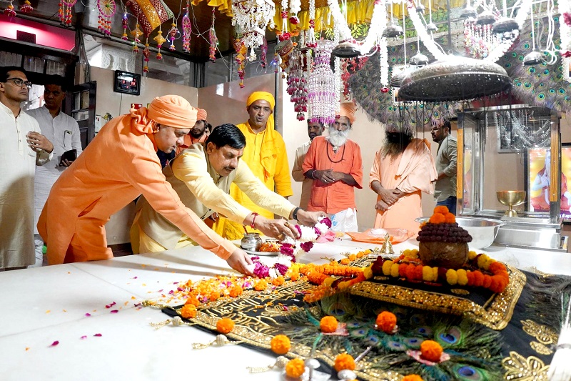 डॉ. यादव ने हरियाणा में बाबा मस्तनाथ की समाधि पर श्रद्धा सुमन अर्पित किए डॉ. यादव ने हरियाणा में बाबा मस्तनाथ की समाधि पर श्रद्धा सुमन अर्पित किए