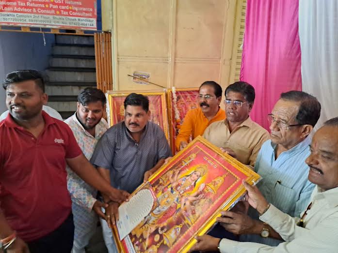 मंदसौर में दो दर्जन से अधिक स्थानो पर हुई घट स्थापनाएं, माता तस्वीरों का हुआ निशुल्क वितरण, अब नौ दिनों तक होगी मां की आराधना मंदसौर में दो दर्जन से अधिक स्थानो पर हुई घट स्थापनाएं, माता तस्वीरों का हुआ निशुल्क वितरण, अब नौ दिनों तक होगी मां की आराधना
