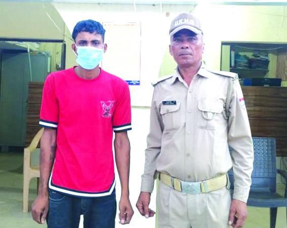 पुलिस गिरफ्त में आरोपित पुलिस गिरफ्त में आरोपित