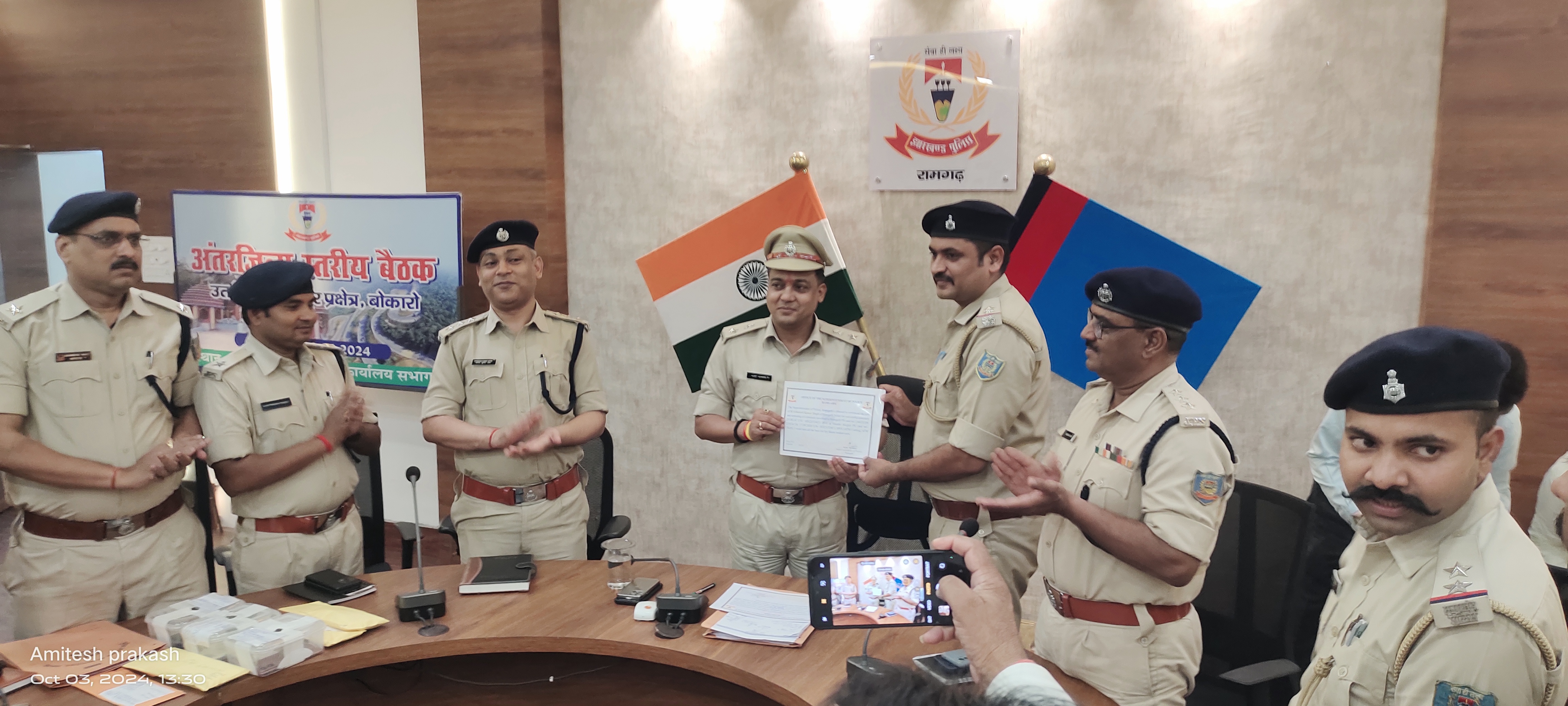 प्रशस्ति पत्र देते एसपी प्रशस्ति पत्र देते एसपी