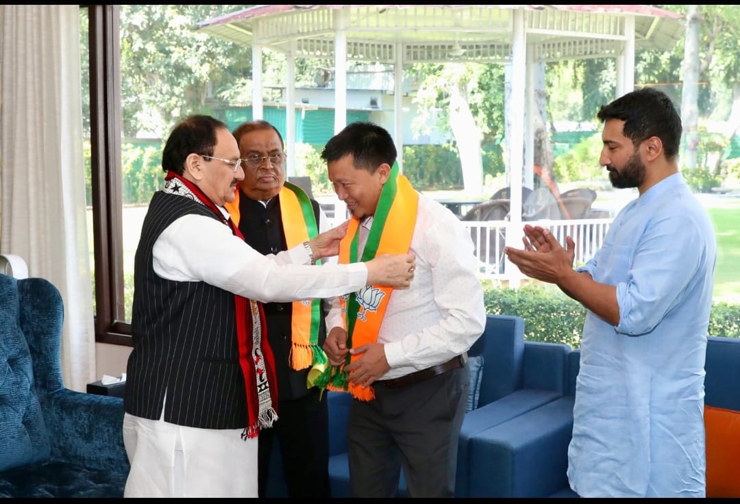 एनसीसी के पूर्व कार्यकारी अध्यक्ष और कोषाध्यक्ष बॉबी पणिक्कर के साथ नागालैंड विधानसभा के पूर्व उपाध्यक्ष टी. यांगसेओ संगतम एनसीसी के पूर्व कार्यकारी अध्यक्ष और कोषाध्यक्ष बॉबी पणिक्कर के साथ नागालैंड विधानसभा के पूर्व उपाध्यक्ष टी. यांगसेओ संगतम