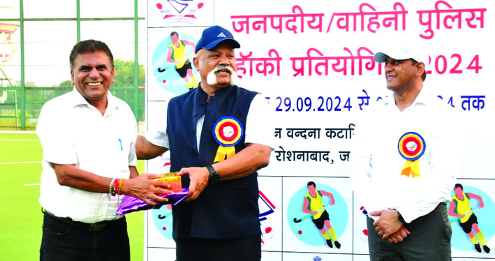डॉ. नरेश चौधरी को सम्मानित करते हुए डॉ. नरेश चौधरी को सम्मानित करते हुए