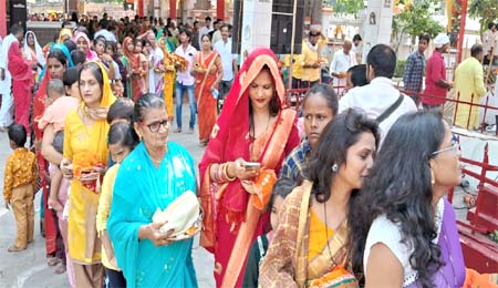 हल्द्वानी में पहले नवरात्र को मंदिरों में उमड़ी भीड़ हल्द्वानी में पहले नवरात्र को मंदिरों में उमड़ी भीड़