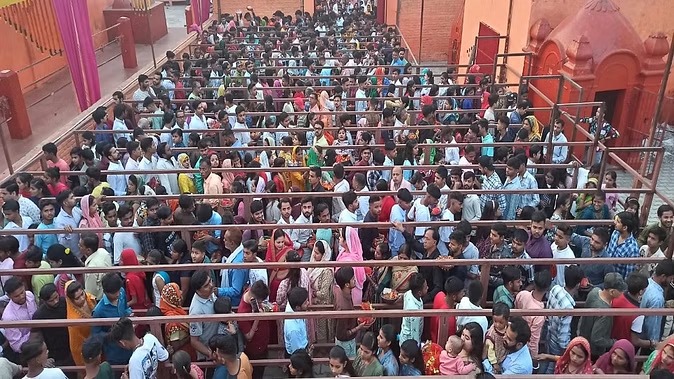 लालबाग स्थित प्राचीन सिद्धपीठ श्री काली माता मंदिर में  पूजा अर्चना कराते पुजारी
