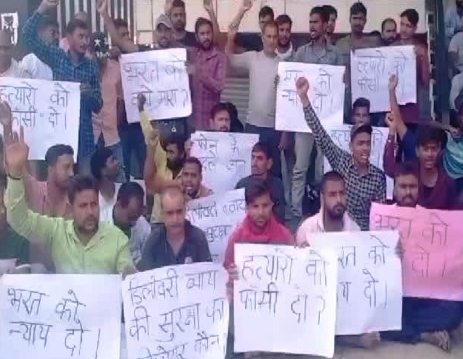 चिनहट में वायर हाउस के बाहर डिलवरी ब्यॉयों का प्रदर्शन (फोटो) चिनहट में वायर हाउस के बाहर डिलवरी ब्यॉयों का प्रदर्शन (फोटो)
