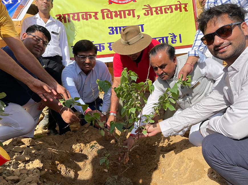 आयकर विभाग, जैसलमेर द्वारा एक पेड़ मां के नाम पर किया सघन वृक्षारोपण आयकर विभाग, जैसलमेर द्वारा एक पेड़ मां के नाम पर किया सघन वृक्षारोपण
