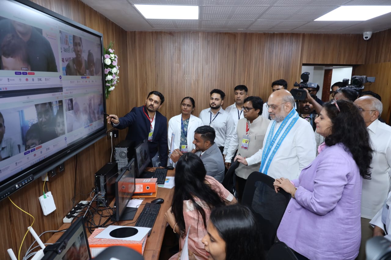 अहमदाबाद के सोला सिविल हॉस्पिटल में देश के प्रथम टेली-रिहैबिलिटेशन सेंटर में विशेषज्ञों से कार्य प्रणाली समझते केन्द्रीय गृह मंत्री अमित शाह। अहमदाबाद के सोला सिविल हॉस्पिटल में देश के प्रथम टेली-रिहैबिलिटेशन सेंटर में विशेषज्ञों से कार्य प्रणाली समझते केन्द्रीय गृह मंत्री अमित शाह।