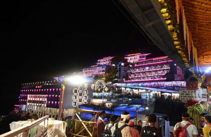 नौ दिवसीय नवरात्र के दौरान माता वैष्णोदेवी के गुफा मंदिर में प्रतिदिन 45,000 से अधिक तीर्थयात्री करते हैं पूजा नौ दिवसीय नवरात्र के दौरान माता वैष्णोदेवी के गुफा मंदिर में प्रतिदिन 45,000 से अधिक तीर्थयात्री करते हैं पूजा