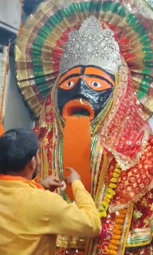 लालबाग स्थित प्राचीन सिद्धपीठ श्री काली माता मंदिर में पूजा अर्चना कराते पुजारी लालबाग स्थित प्राचीन सिद्धपीठ श्री काली माता मंदिर में पूजा अर्चना कराते पुजारी