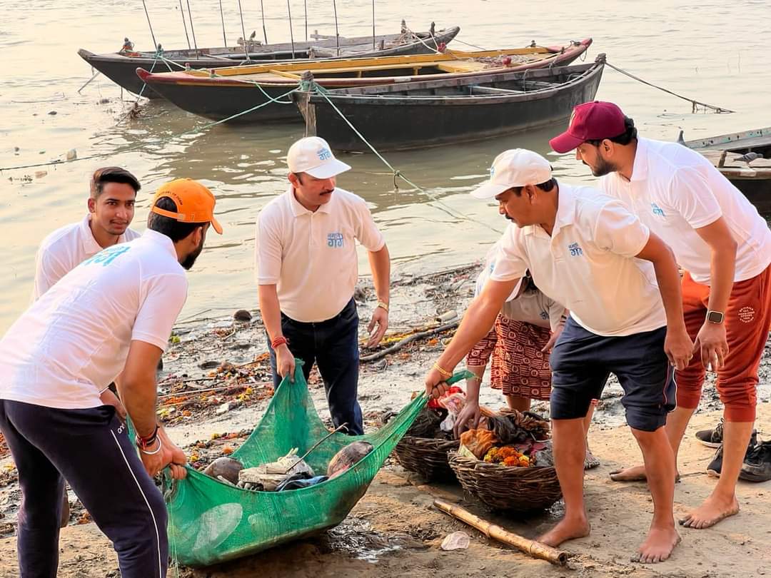 संकठा घाट पर स्वच्छता अभियान:फोटो बच्चा गुप्ता संकठा घाट पर स्वच्छता अभियान:फोटो बच्चा गुप्ता