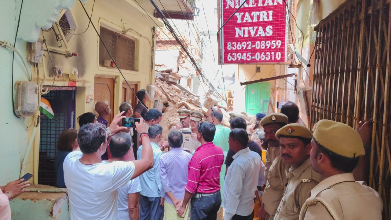 गिरा मकान मौके पर पुलिस अफसर: फोटो बच्चा गुप्ता