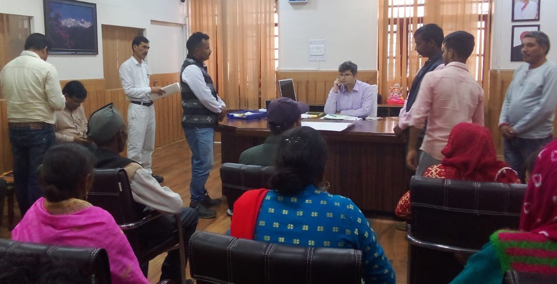 गोपेश्वर में जिलाधिकारी से मुलाकात करते हुए ग्रामीण। गोपेश्वर में जिलाधिकारी से मुलाकात करते हुए ग्रामीण।